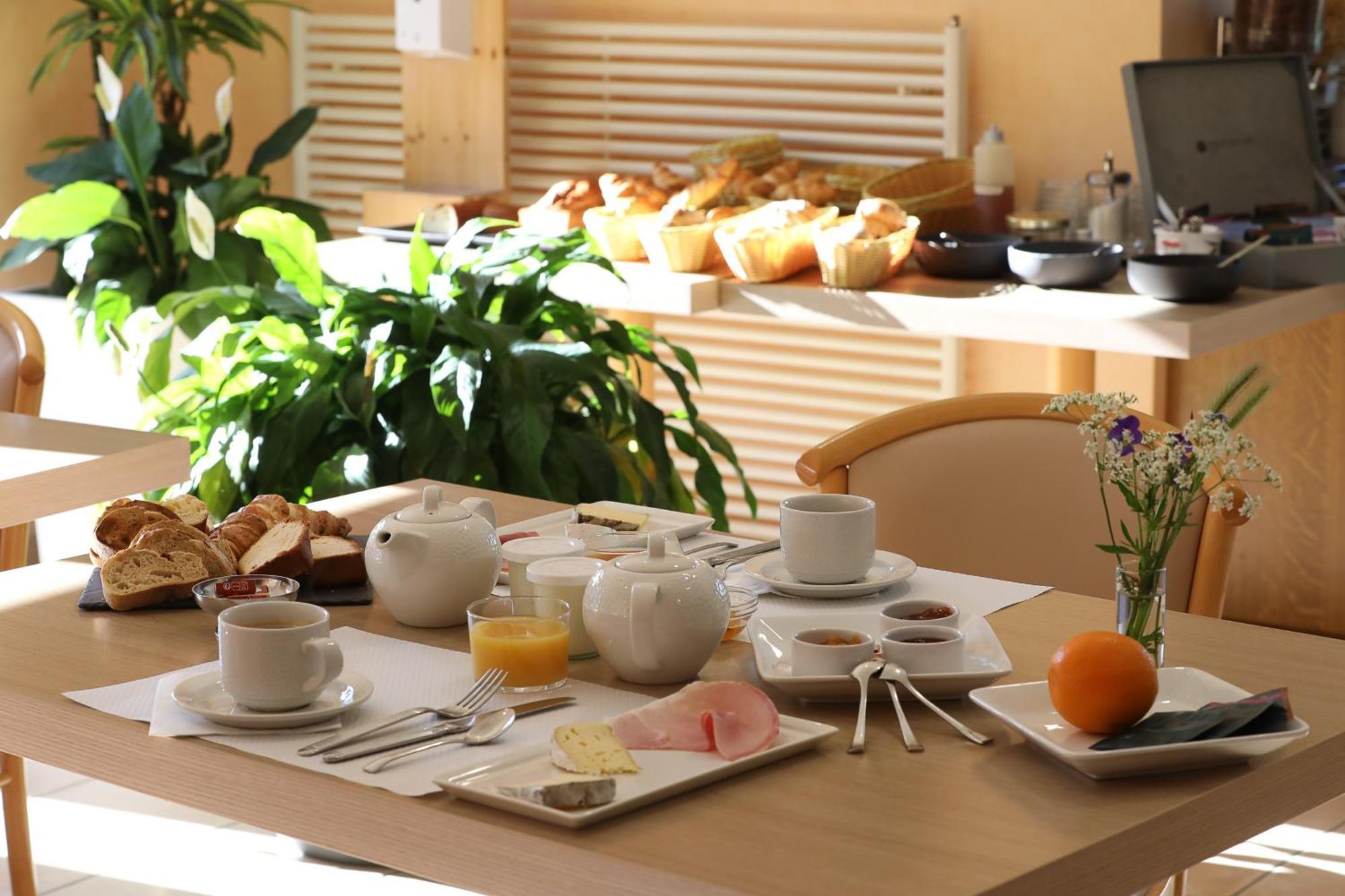 Logis Hotel Spa Restaurant Le Provence Lanarce Exterior photo